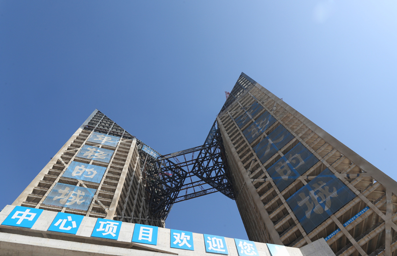 6t体育官网上海：临港新片区西岛金融中心钢结构锥体提升完成(图2)